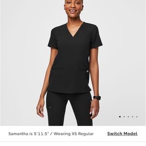 Casma™ Three-Pocket Scrub Top